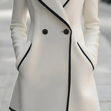 Elegantní dvouřadý kabát s černými detaily