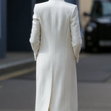 Bílý dlouhý kabát s dvojitými knoflíky