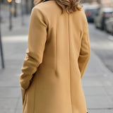 Elegantní bílý dvouřadý kabát s černými detaily