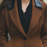 Elegantní kabát se vzorem rybí kosti