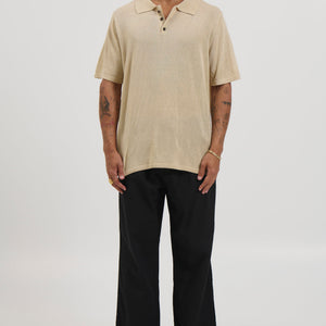 Op relaxiranom mekanom pletenom polo majici