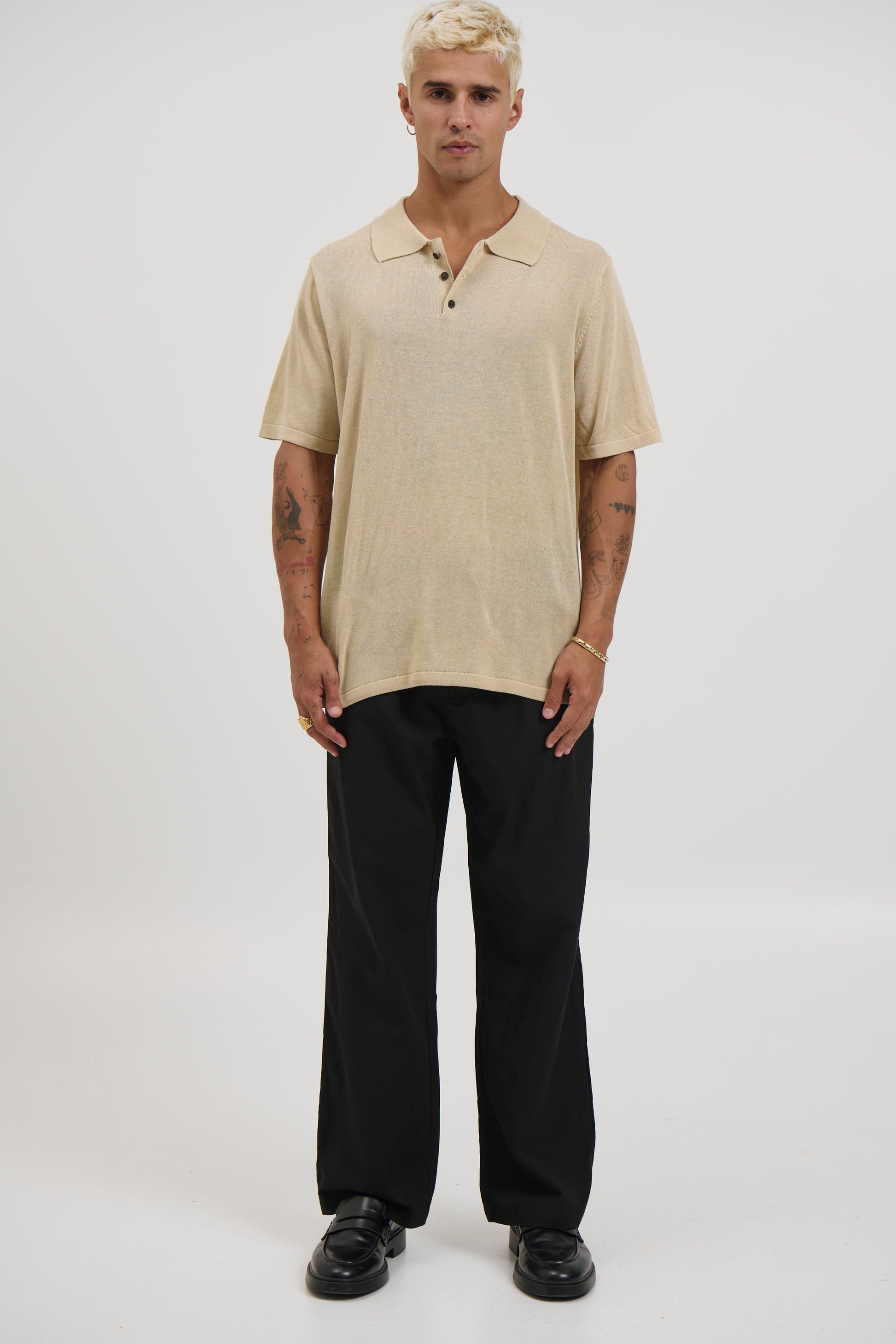 Op relaxiranom mekanom pletenom polo majici