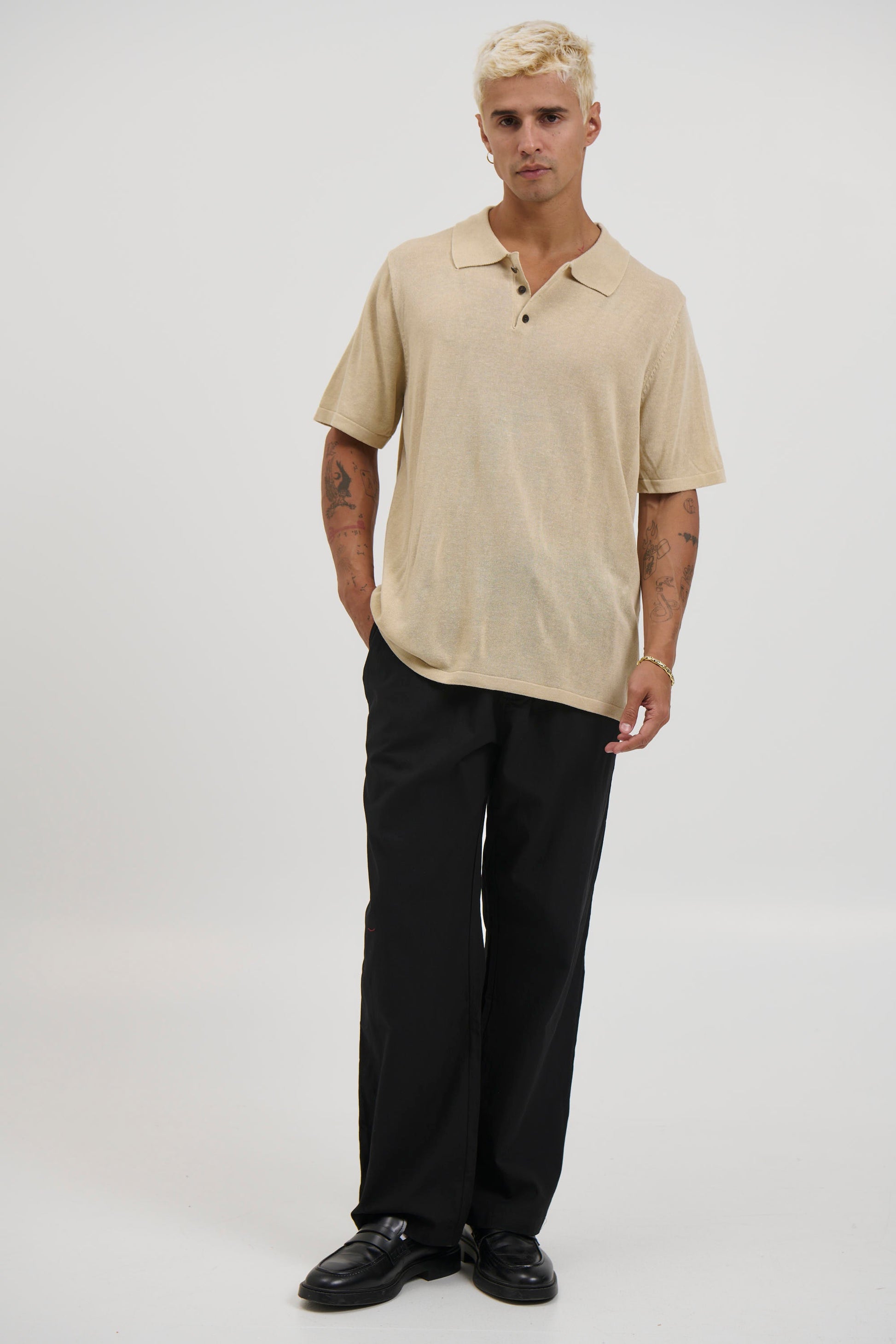 Op relaxiranom mekanom pletenom polo majici