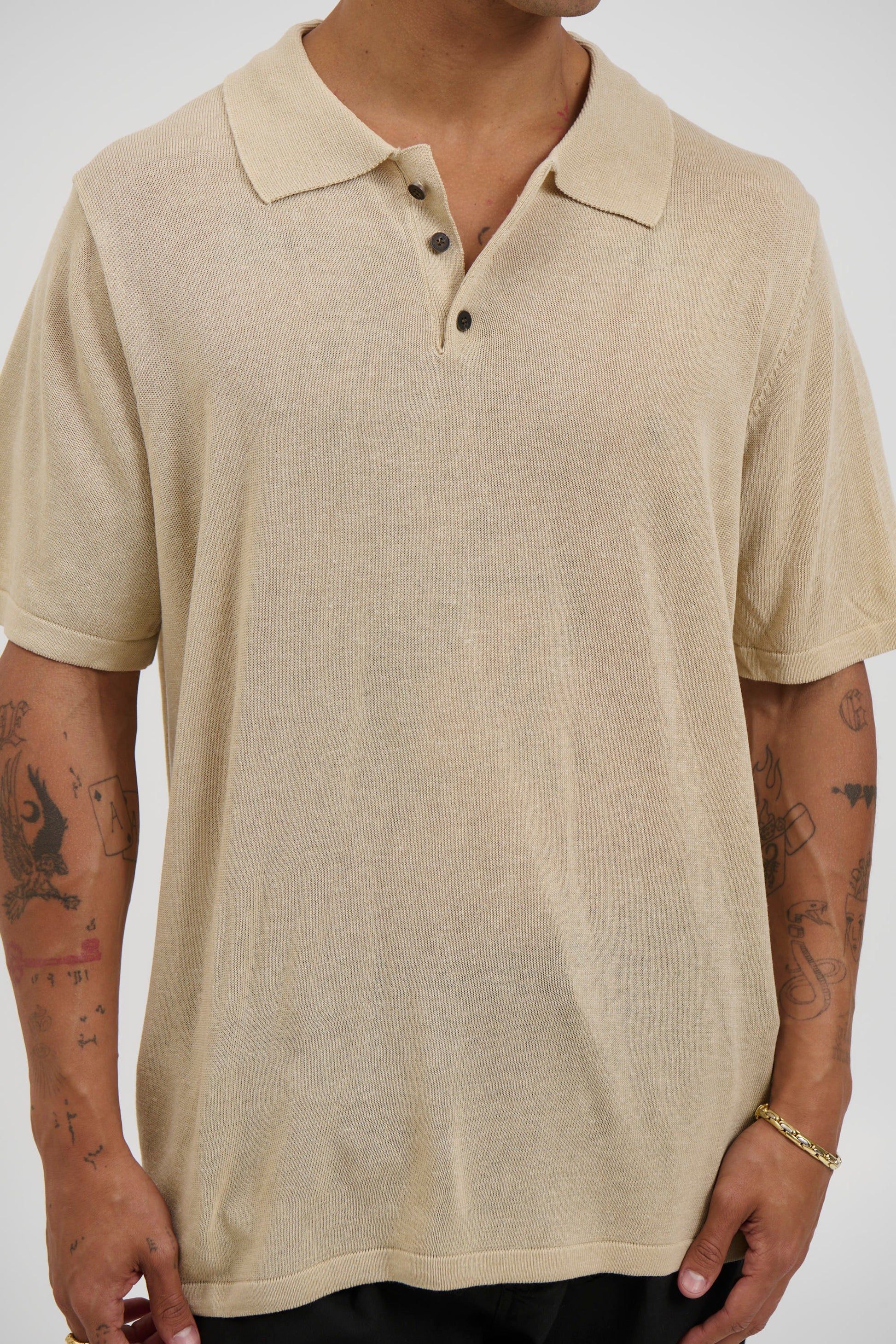 Op relaxiranom mekanom pletenom polo majici