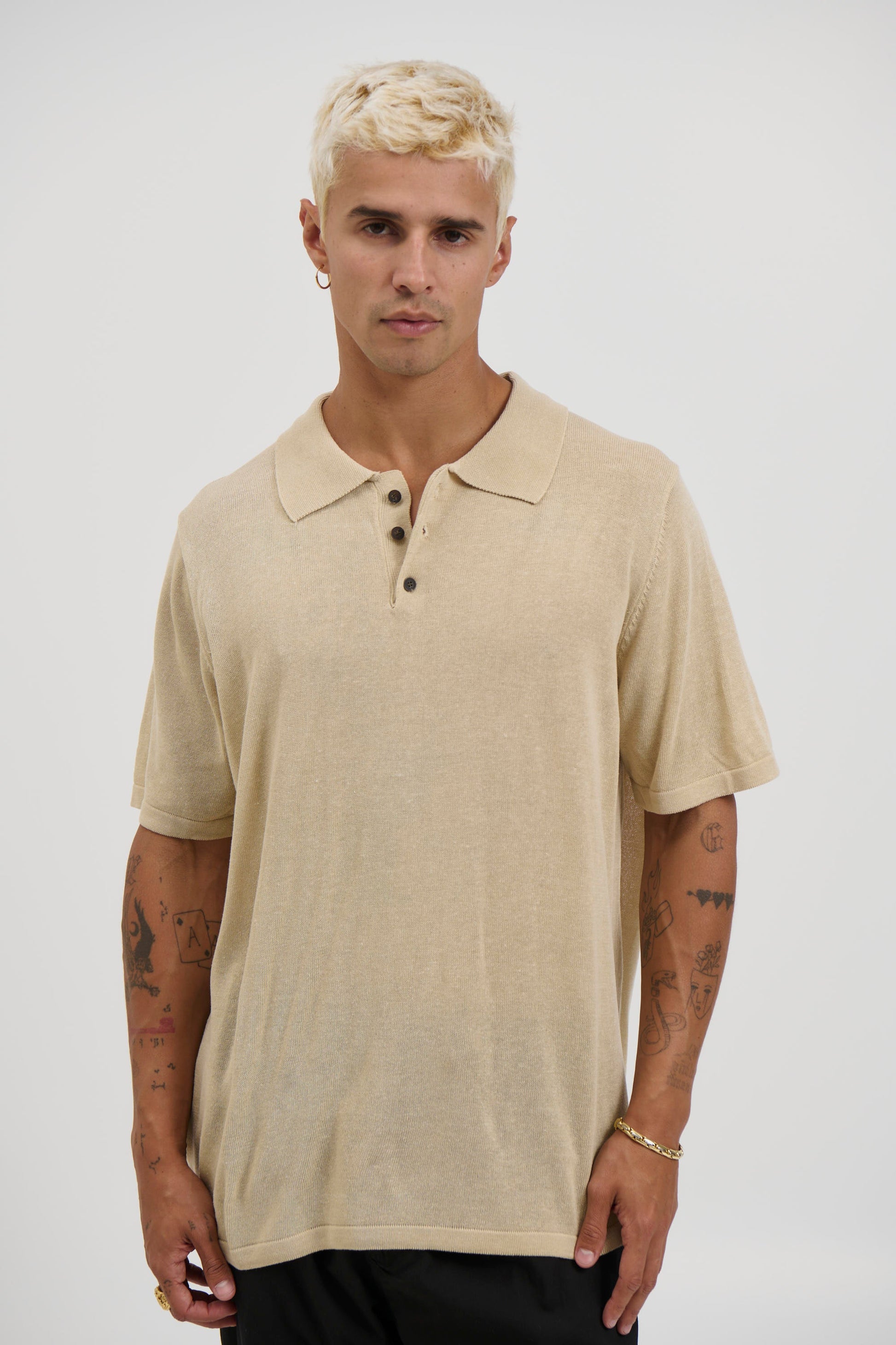 Op relaxiranom mekanom pletenom polo majici