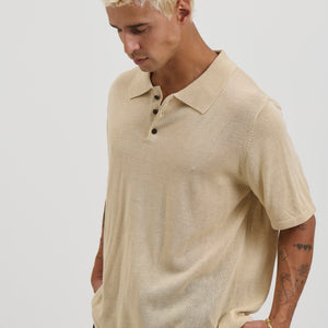 Op relaxiranom mekanom pletenom polo majici