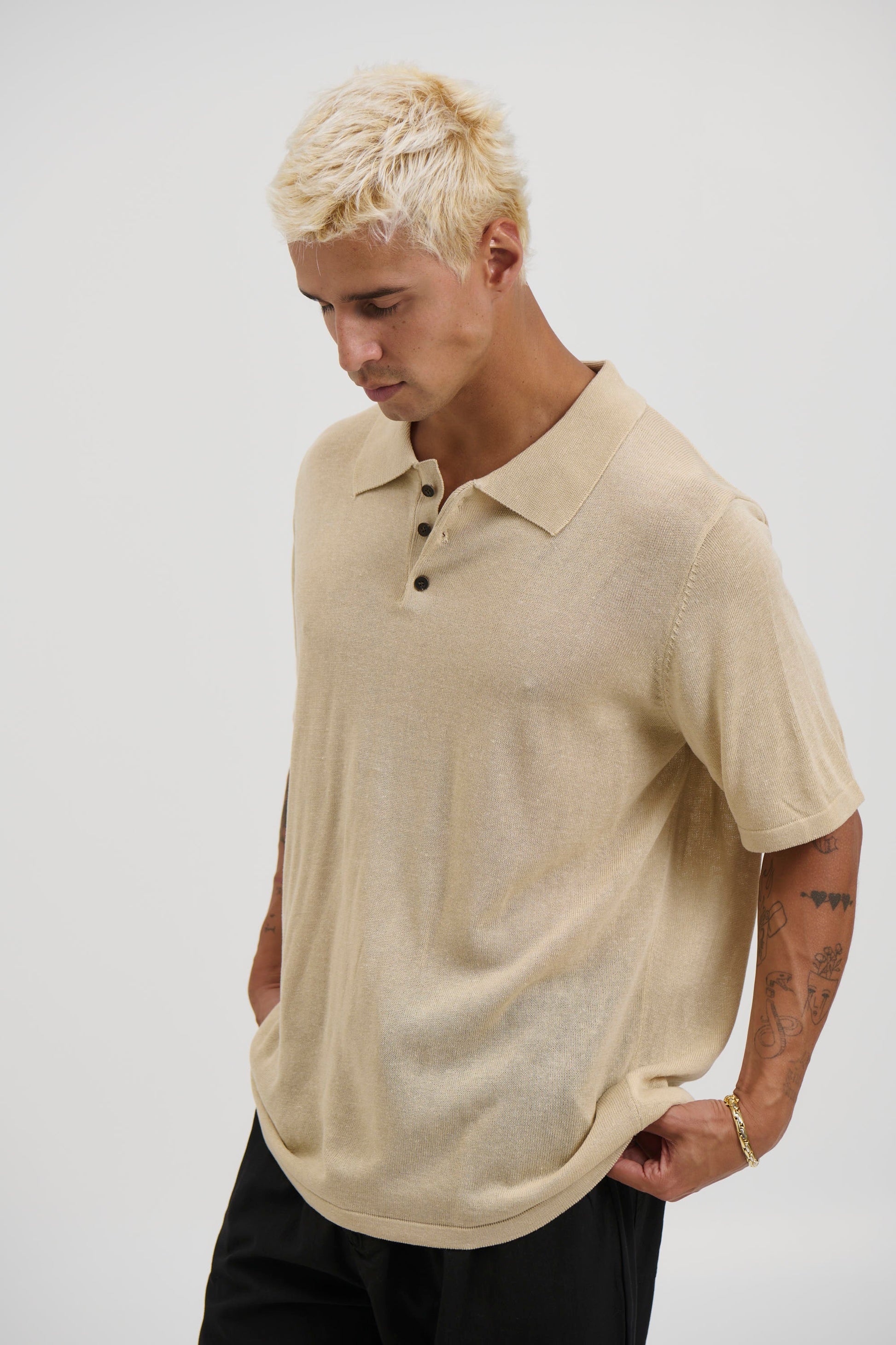 Op relaxiranom mekanom pletenom polo majici