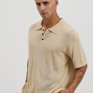 Op relaxiranom mekanom pletenom polo majici