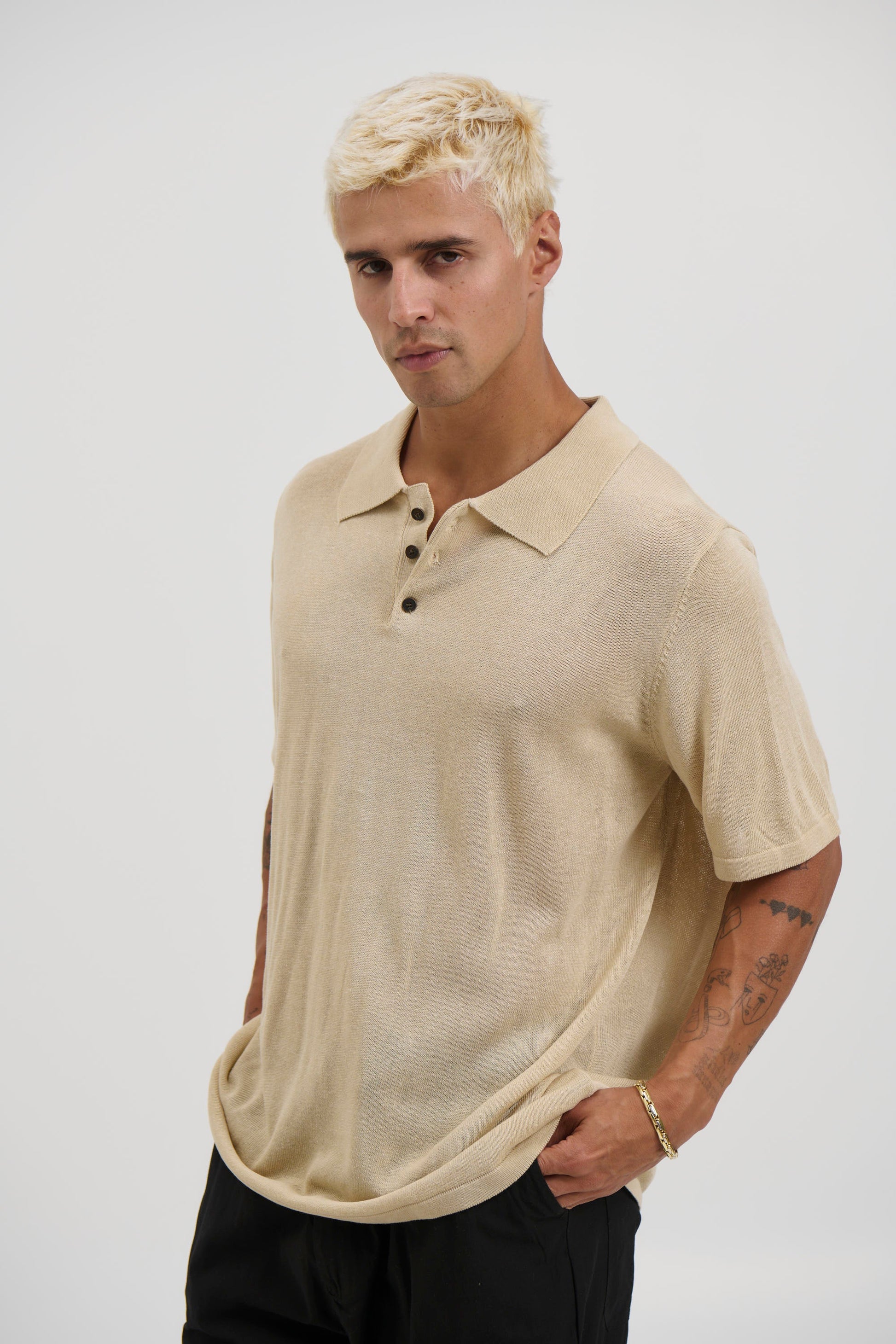 Op relaxiranom mekanom pletenom polo majici