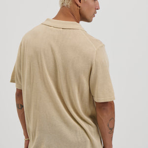 Op relaxiranom mekanom pletenom polo majici