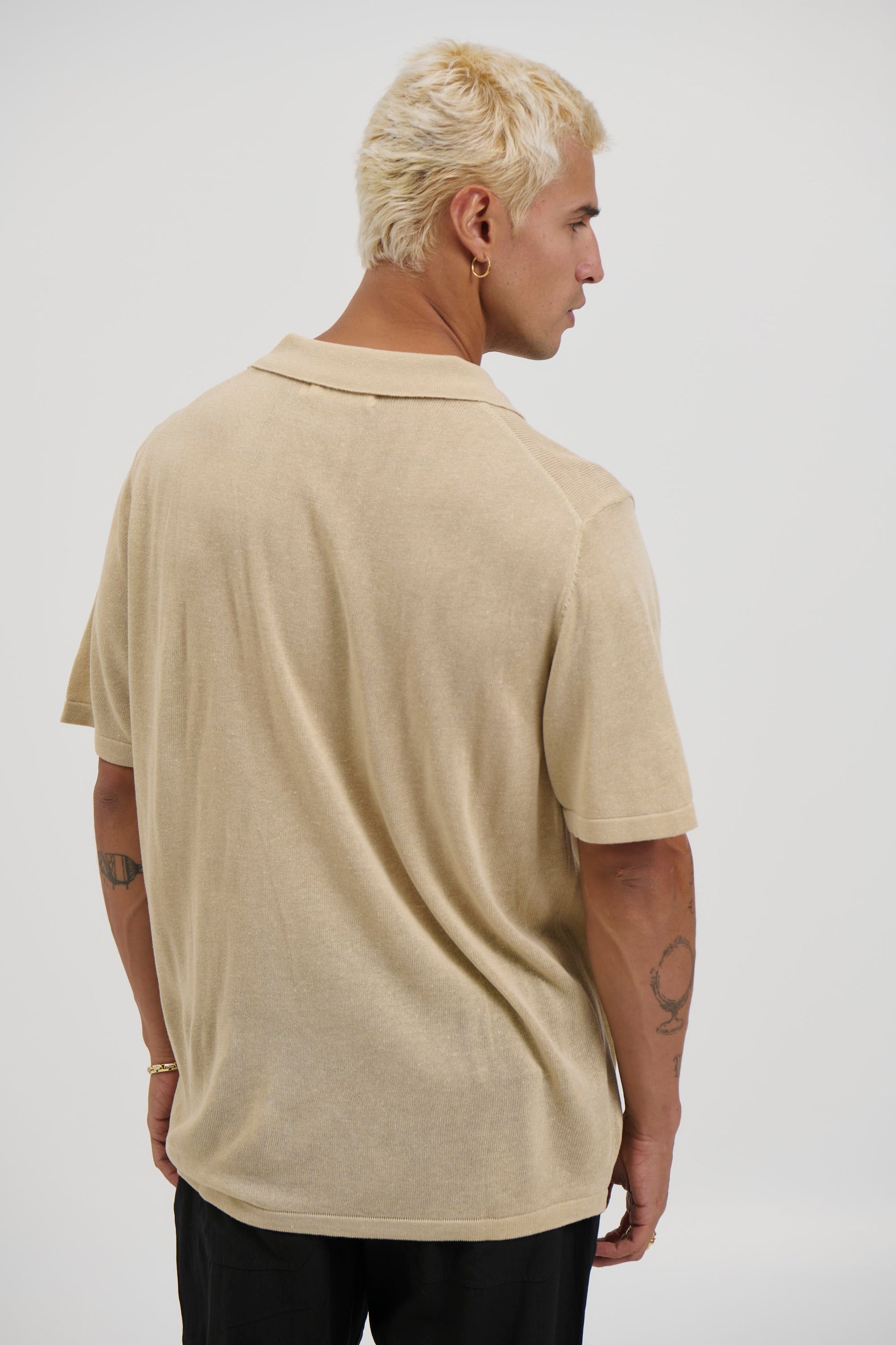 Op relaxiranom mekanom pletenom polo majici