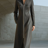 Crni kaput s prednjim patentnim zatvaračem