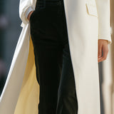 Vječna Elegancija: Dugi Bijeli Vučni Kaput