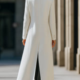 Vječna Elegancija: Dugi Bijeli Vučni Kaput