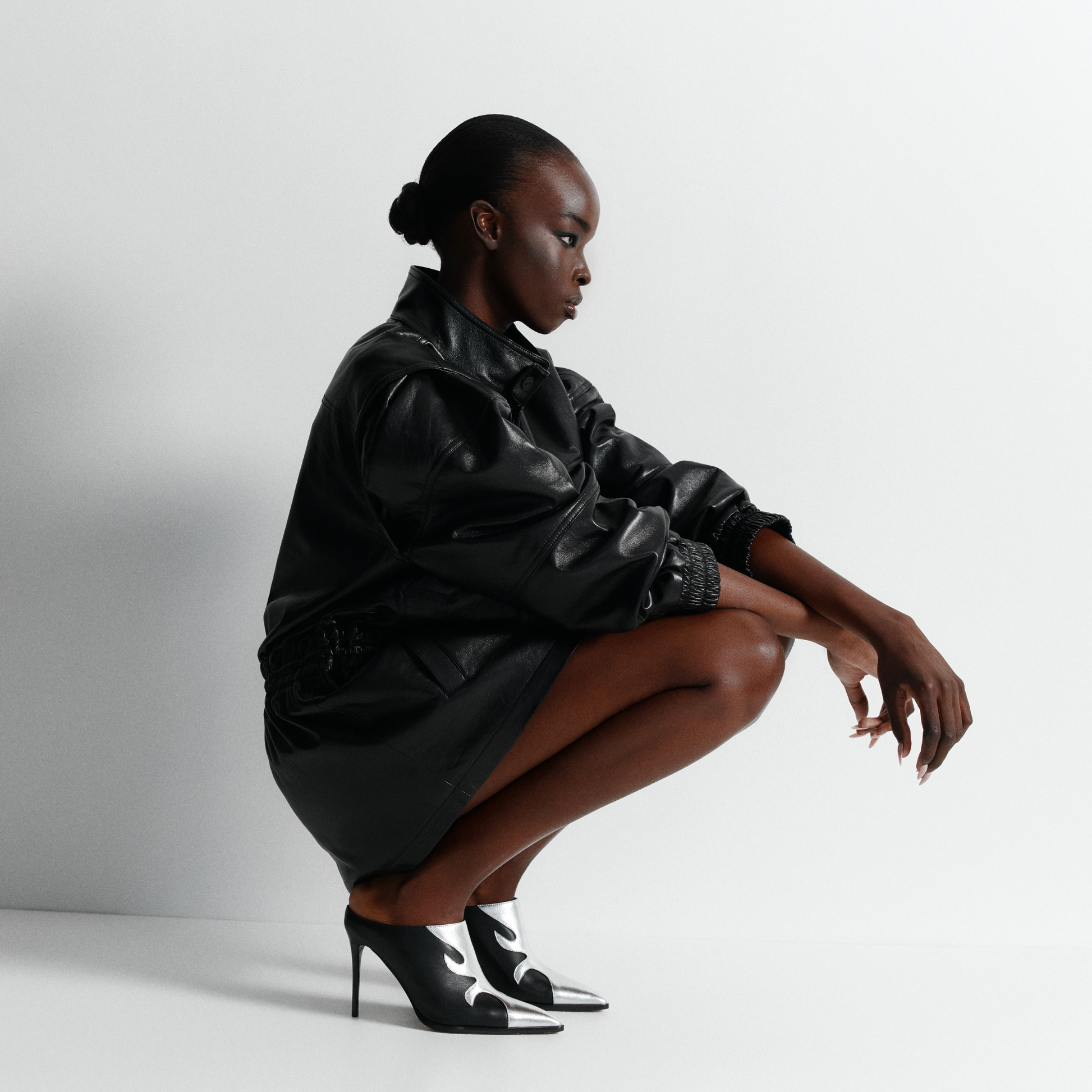 Joan Mule - Srebrni Metalik i Crna Koža