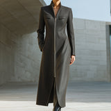 Crni kaput s prednjim patentnim zatvaračem