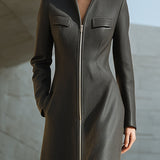 Crni kaput s prednjim patentnim zatvaračem