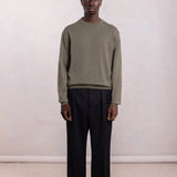 Další svetr - olivový