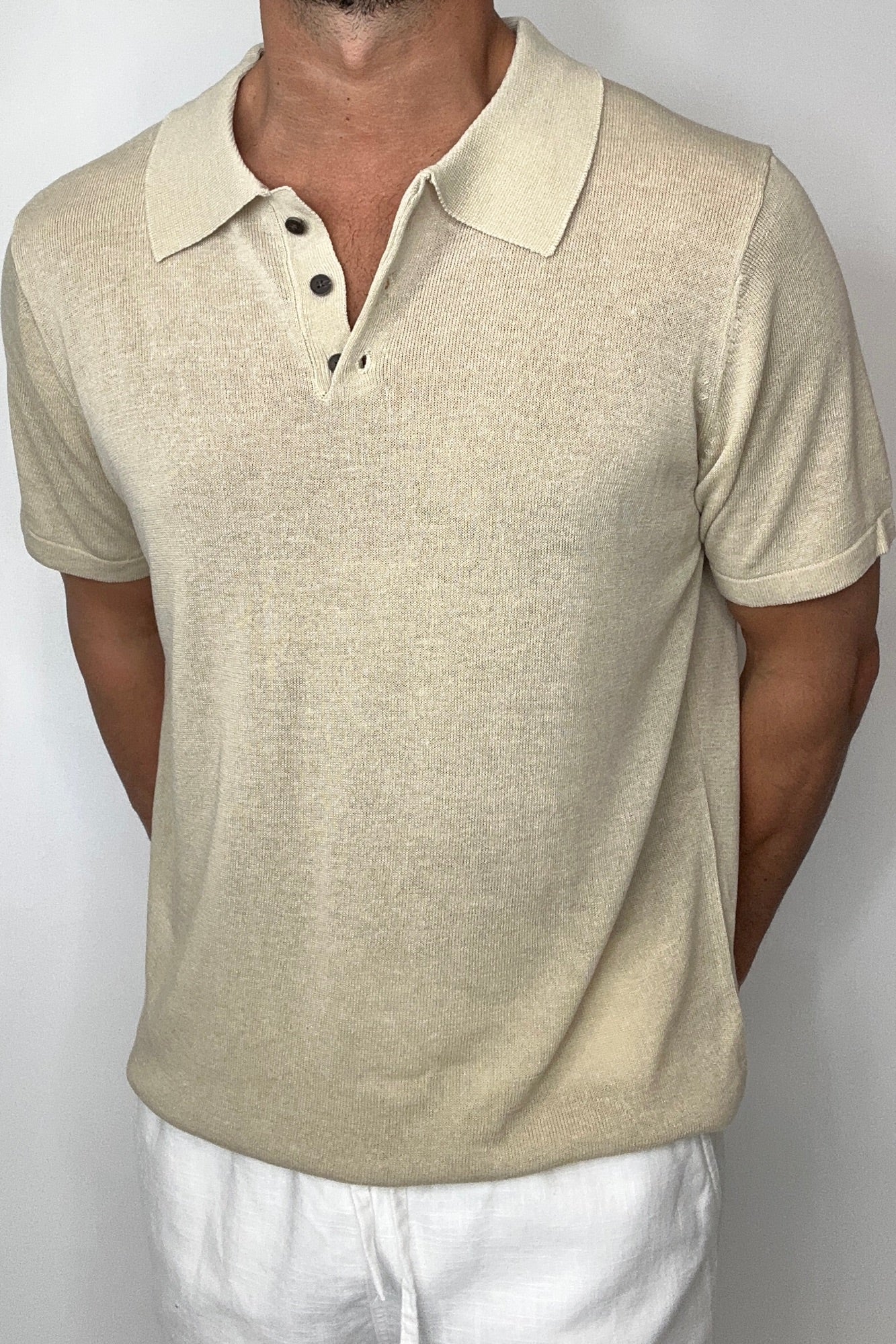 Op relaxiranom mekanom pletenom polo majici