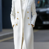 Bílý dlouhý kabát s dvojitými knoflíky