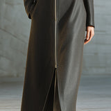 Crni kaput s prednjim patentnim zatvaračem