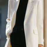 Vječna Elegancija: Dugi Bijeli Vučni Kaput