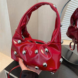 Odhalená červená taška