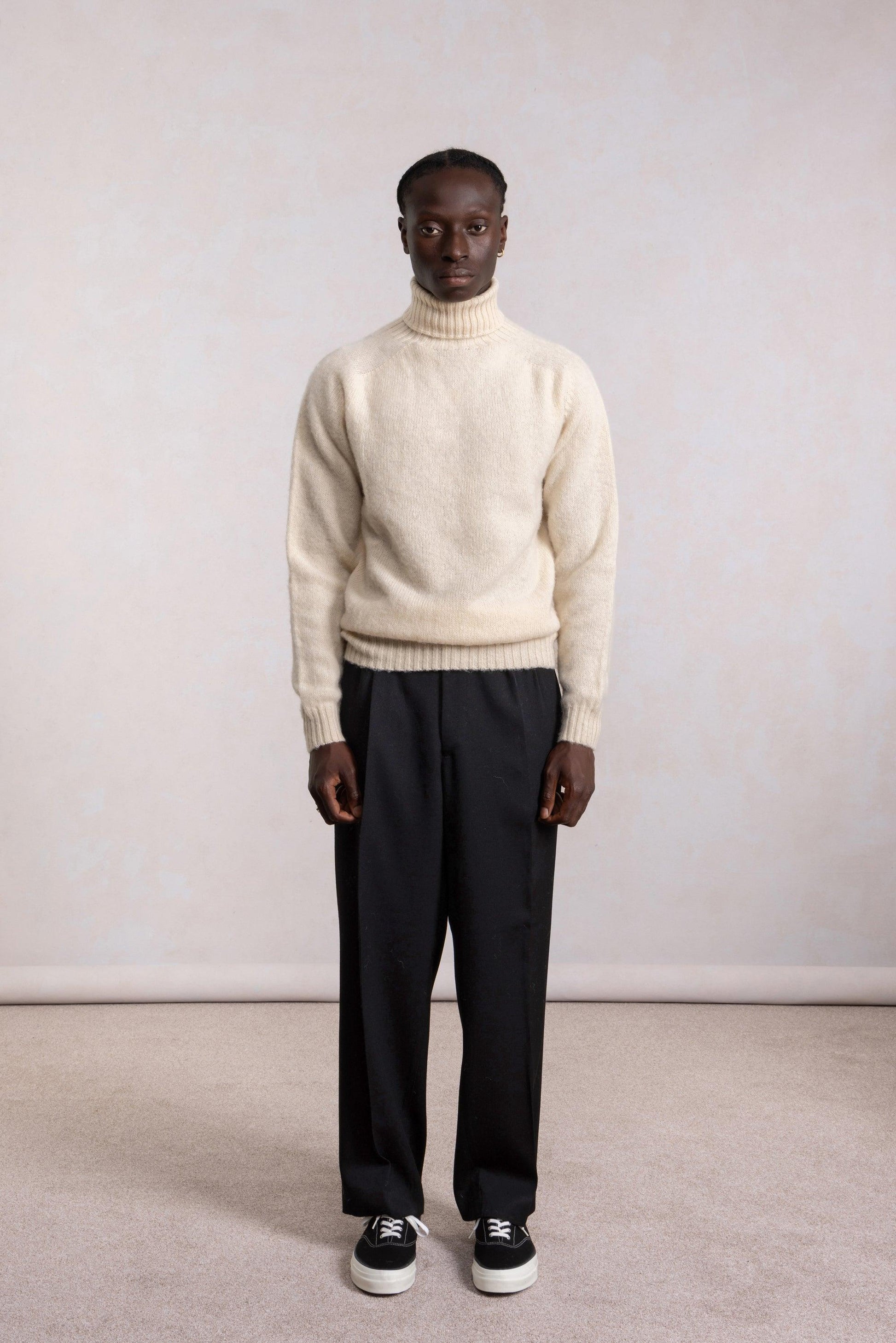 Krem pulover ovratnikom