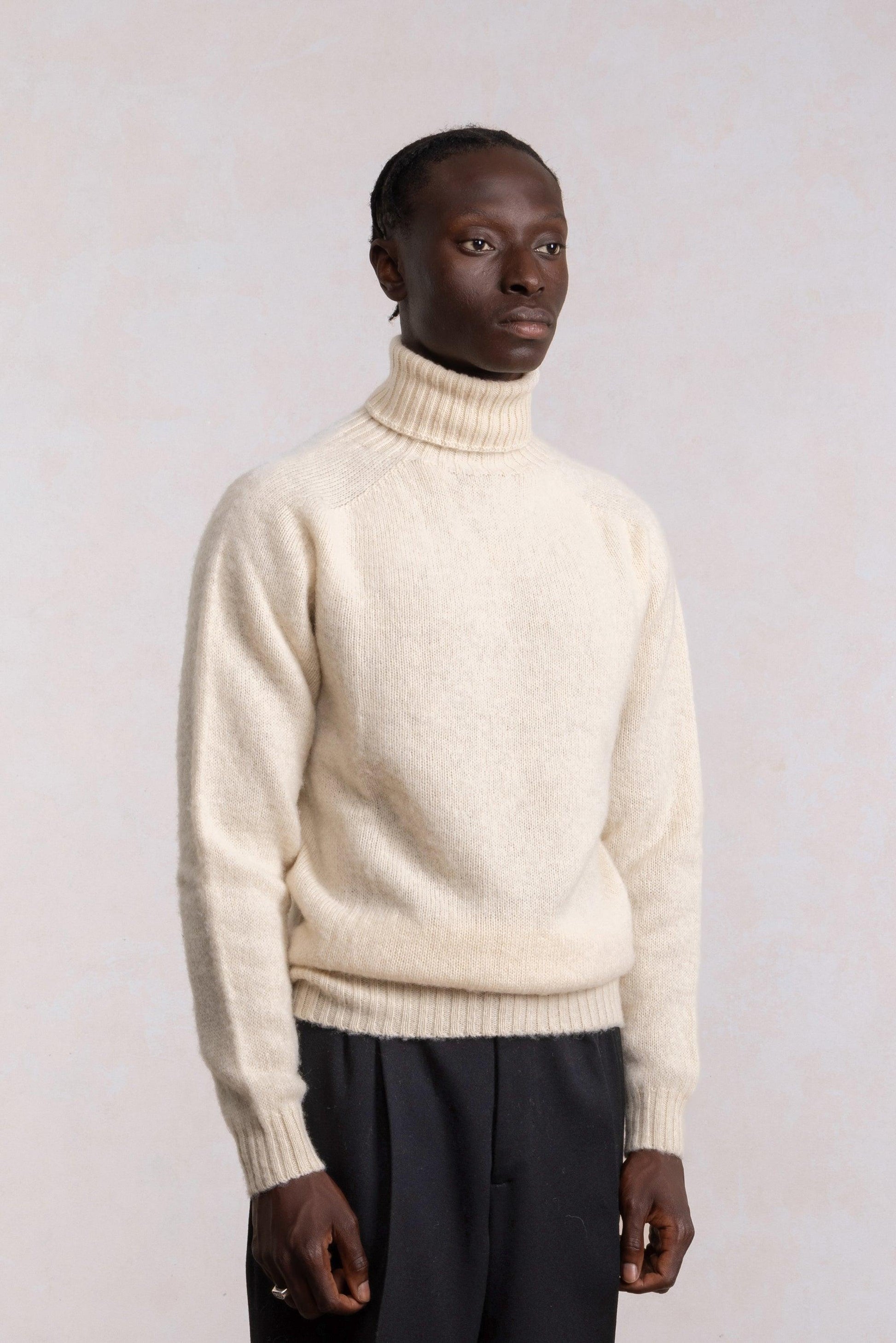 Krem pulover ovratnikom