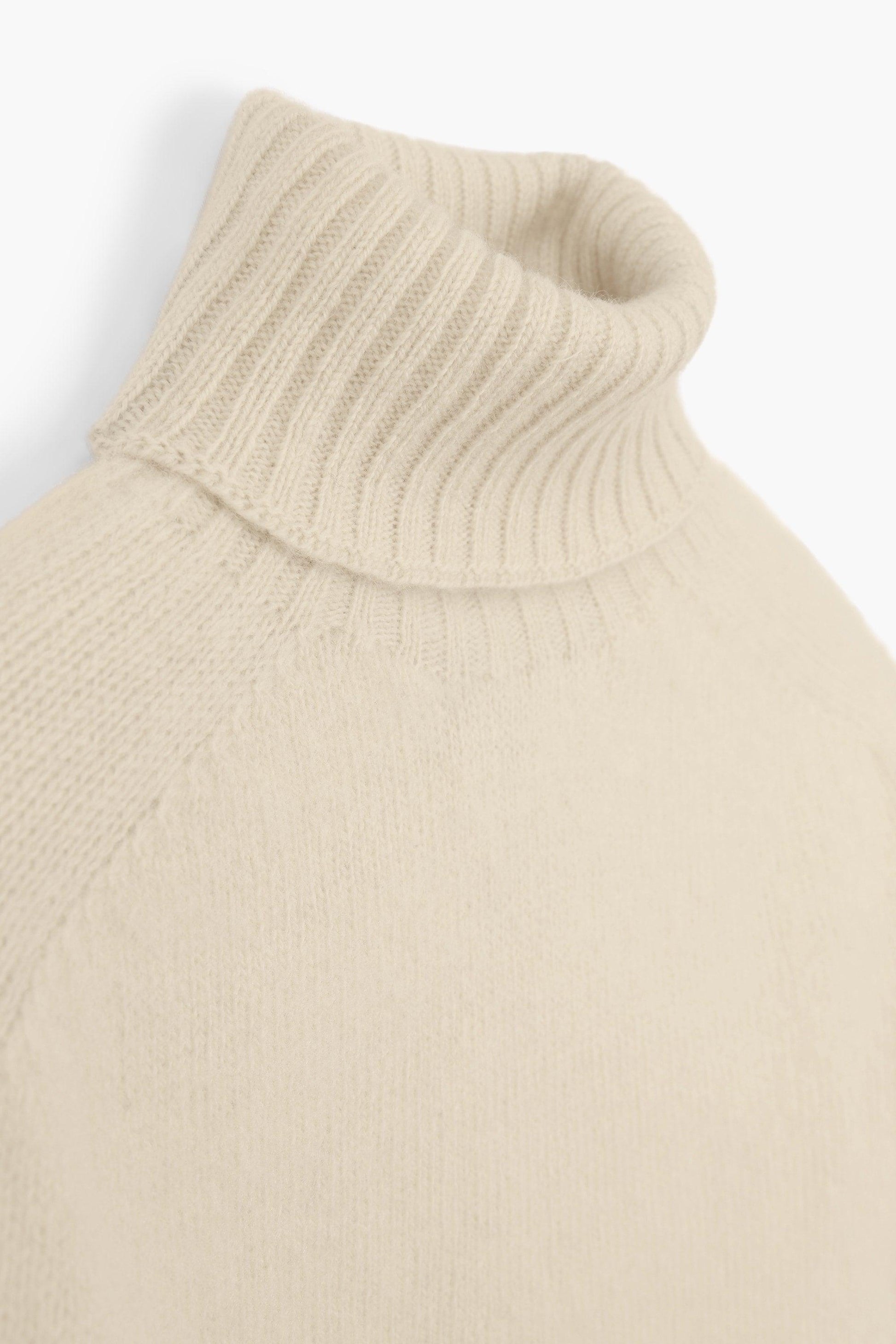 Krem pulover ovratnikom