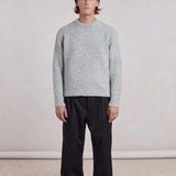 Šedý svetr z alpaky