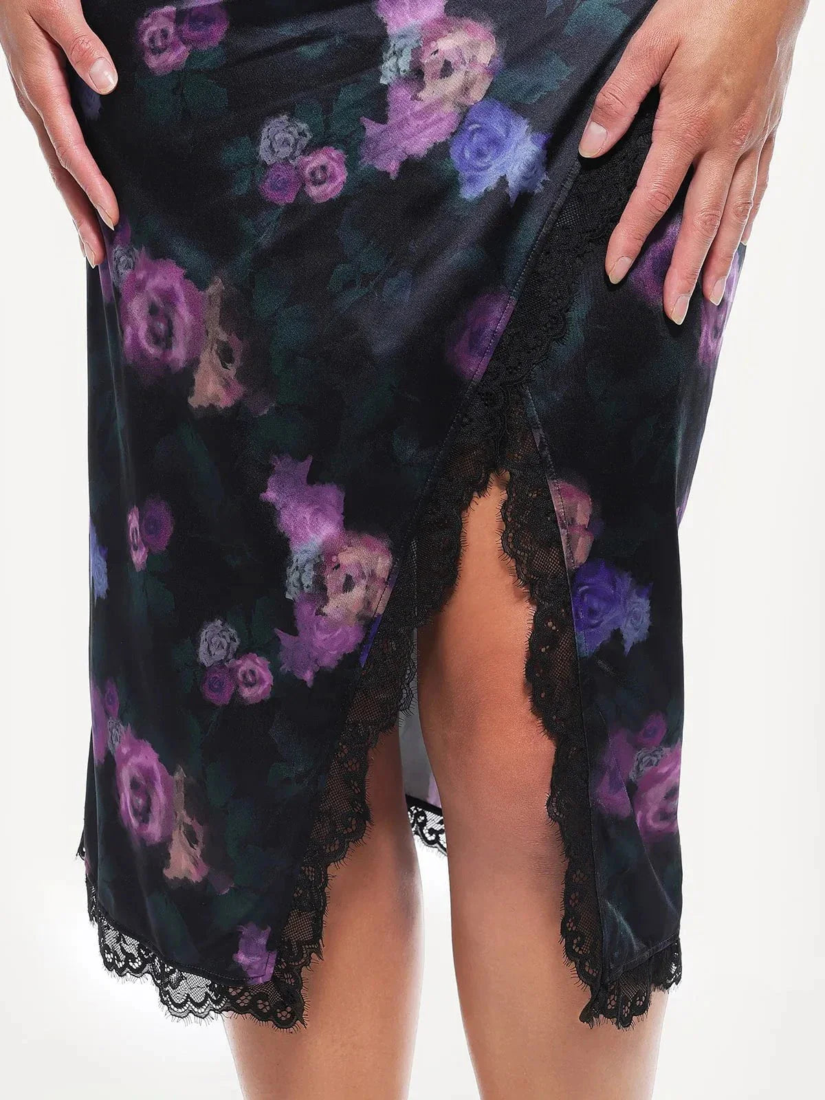 Haljina midi s čipkastim detaljima i cvjetnim uzorkom